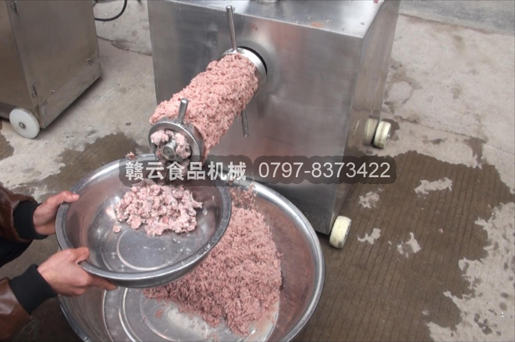 精滤出来的鱼细骨、鱼鳞、鱼皮等杂物