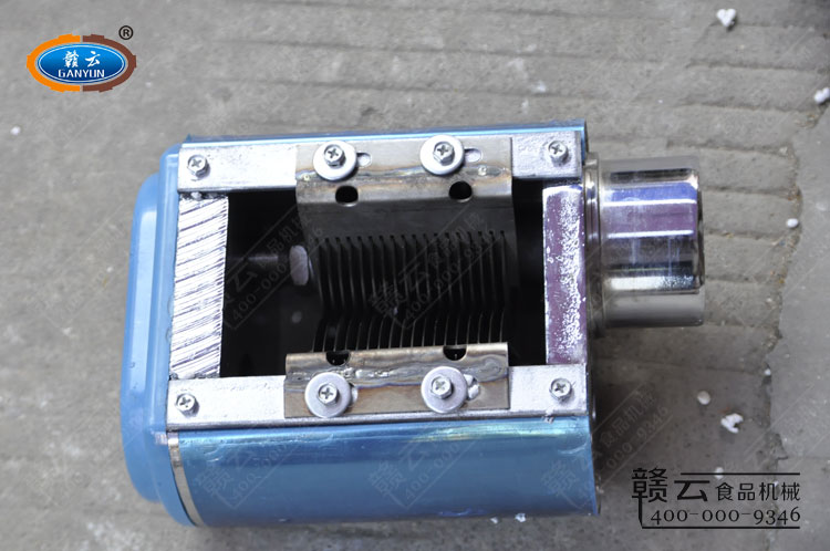 切肉机头梳子固定在机头的底部